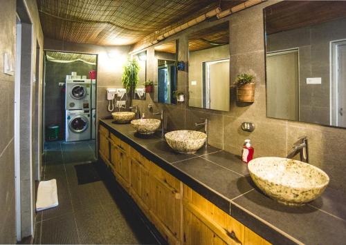 浴室, 旅行者邦克青年旅館 (Traveller Bunker Hostel) in 金馬倫高原