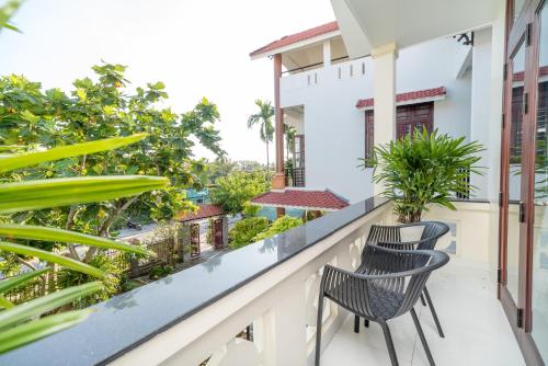 Hanh Nhung Villa Hanh Nhung Villa is perfectly located for both business and leisure guests in Hoi An. Both business travelers and tourists can enjoy the propertys facilities and services. Service-minded staff will w