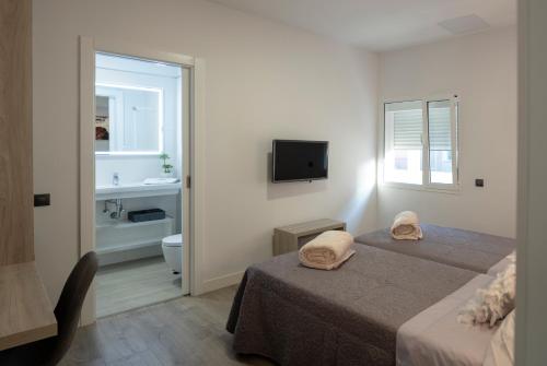 Deluxe Double Room image 3