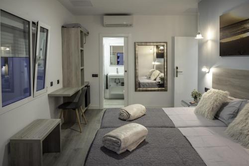 Double Room with Balcony image 6
