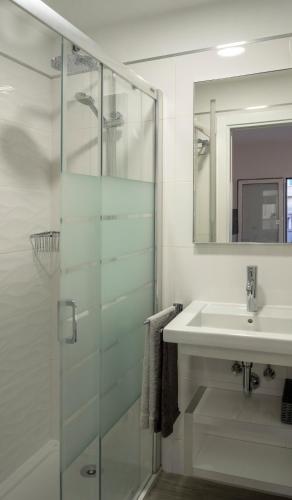 Deluxe Double Room image 7