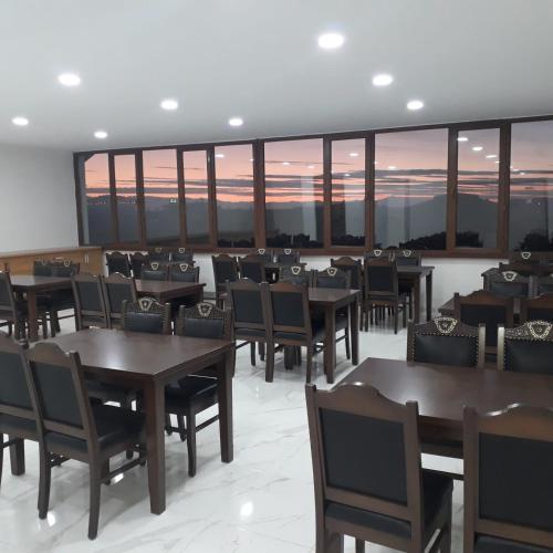 Toprak Hotel Stop at Toprak Hotel to discover the wonders of Van. Both business travelers and tourists can enjoy the propertys facilities and services. Service-minded staff will welcome and guide you at Toprak Ho