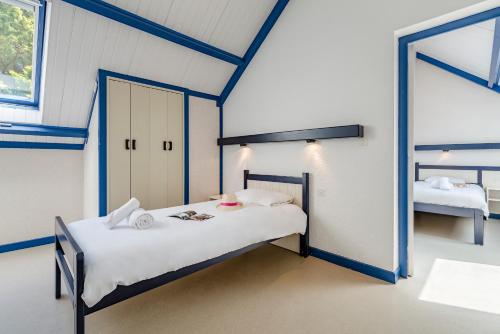1 double bed, 4 twin beds