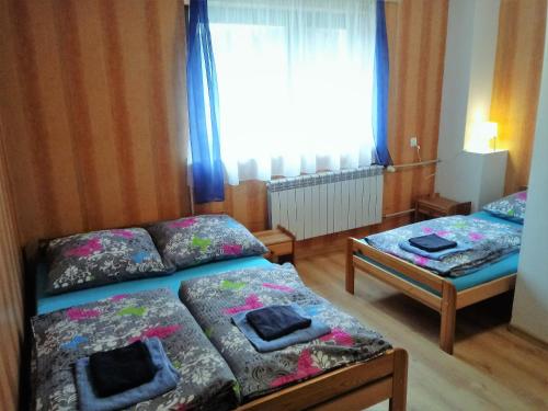 1 double bed, 1 twin bed