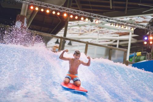 The Kartrite Resort and Indoor Waterpark - image 2