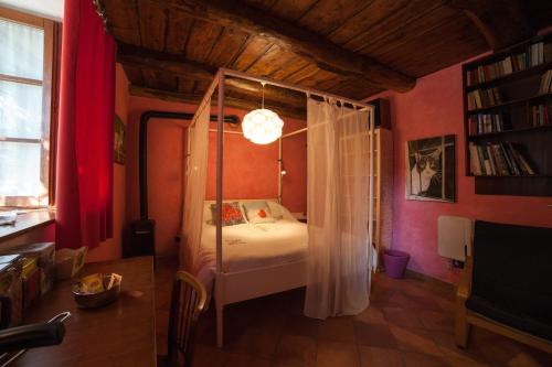 la vecchia casa rosa in Kanero Riviera