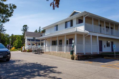 Hotelli välisilme, Julie's Park Cafe & Motel in Fish Creek (WI)