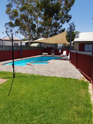 Swimming pool, Wentworth Central Motor Inn in Wentworth