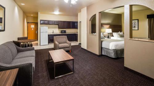 Best Western Plus Hill Country Suites - San Antonio - image 7