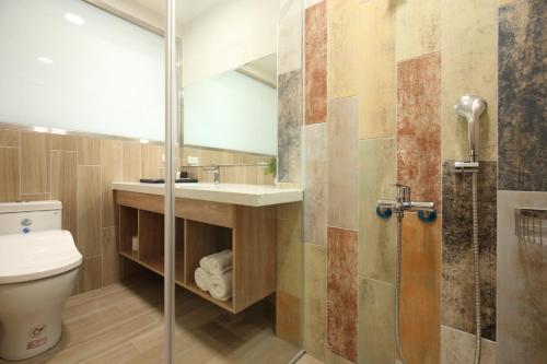 Deluxe Double Room with Balcony image 9