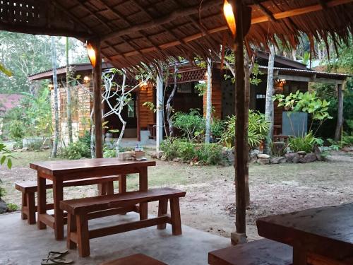 Restaurant, Lanta Para Hut in Sang Kha Ou