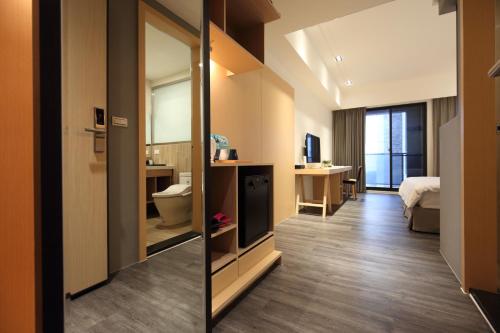 Superior Double Room with Balcony image 7