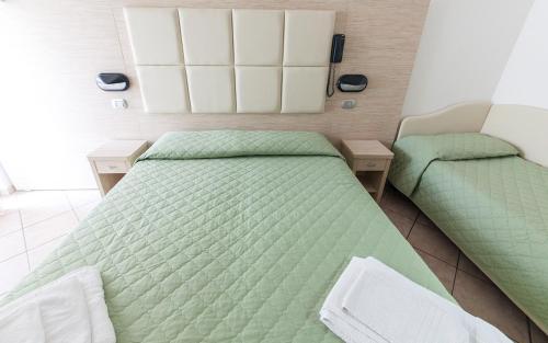 2 twin beds, 2 bunk beds