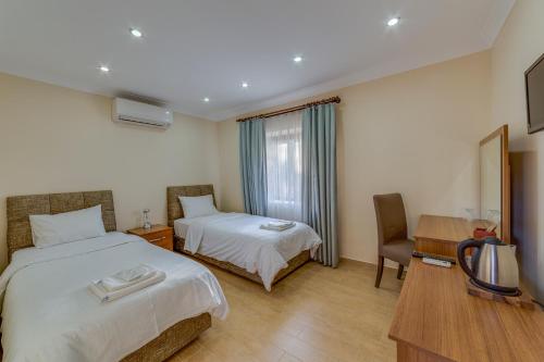 2 twin beds