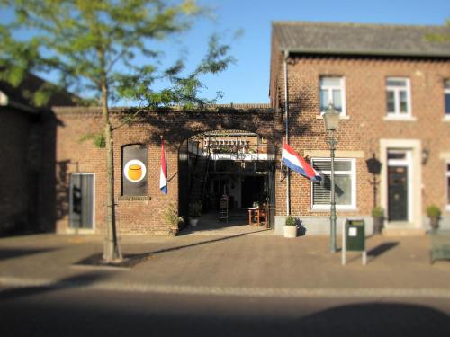 Entrance, Koperen keteltje in Nieuwstadt