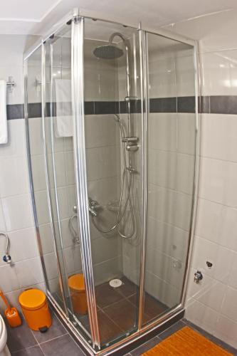 STYLISH CITY CENTER GARDEN APARTMENT - image 4