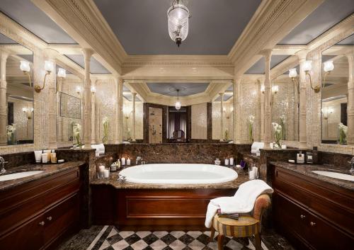 Bathroom, Hotel Metropole Monte-Carlo in Monaco