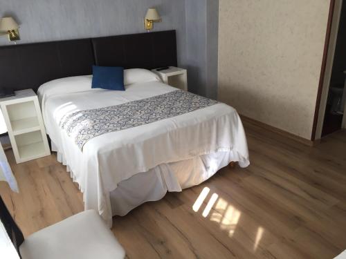 1 queen bed, 3 twin beds