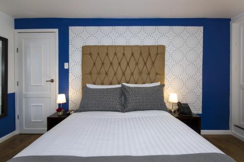 Deluxe Double Room with Balcony image 10