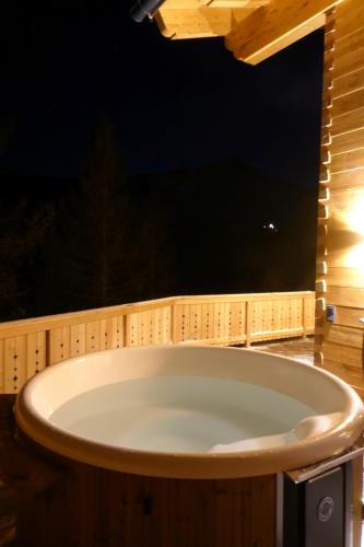 熱水浴缸, Heidi Chalets Falkert Heidialm - Chalet Almsommer in 帕特爾加森