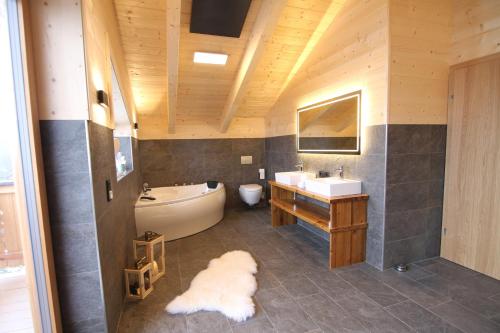 熱水浴缸, Heidi Chalets Falkert Heidialm - Chalet Almsommer in 帕特爾加森