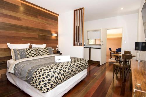 Ettalong Beach Tourist Resort Ettalong Beach Tourist Resort is a popular choice amongst travelers in Central Coast, whether exploring or just passing through. Both business travelers and tourists can enjoy the propertys facilitie