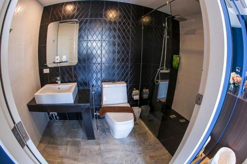 room detail thumbnail 2