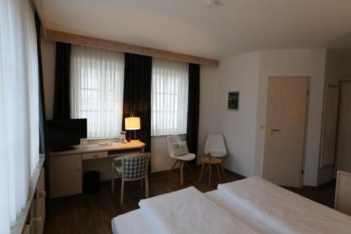Hotel-Restaurant & Metzgerei Roßle 641m von Schillerhalle entfernt