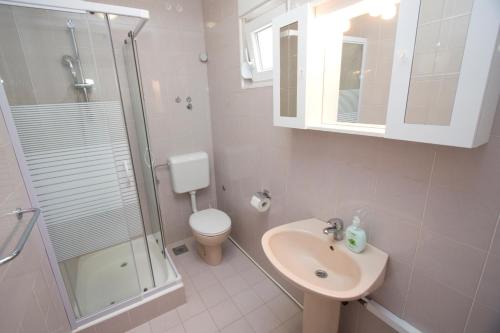 Apartment Glavina with heated pool - image 3