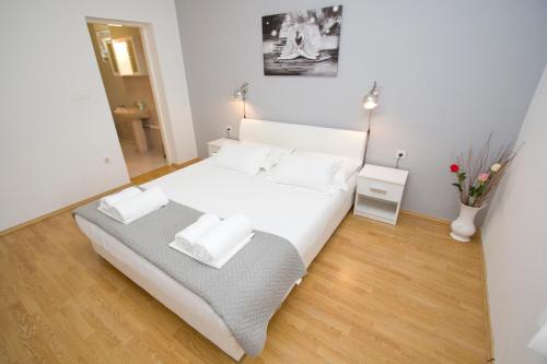 Apartment Glavina with heated pool - image 5