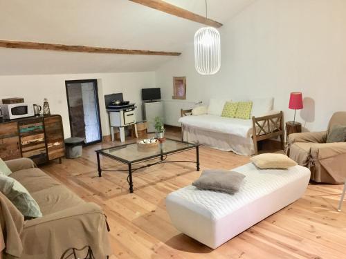 Magnificent Renovated Farmhouse - 10 Min A7 -