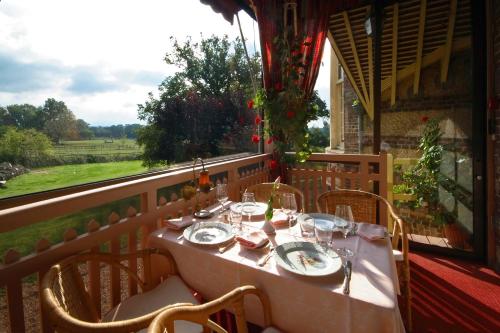 Rõdu/terrass, Chateau de la Rapee Hotel restaurant in Bazincourt-sur-Epte