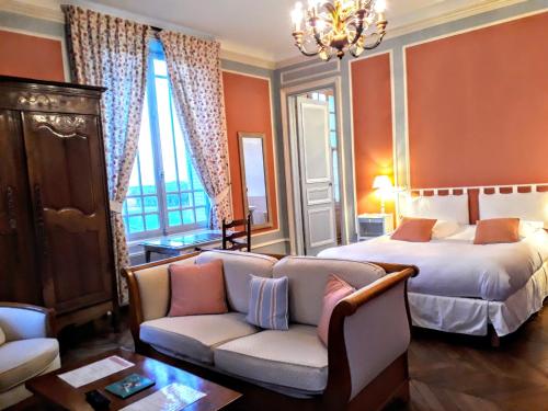 Chateau de la Rapee Hotel restaurant in Bazincourt-sur-Epte