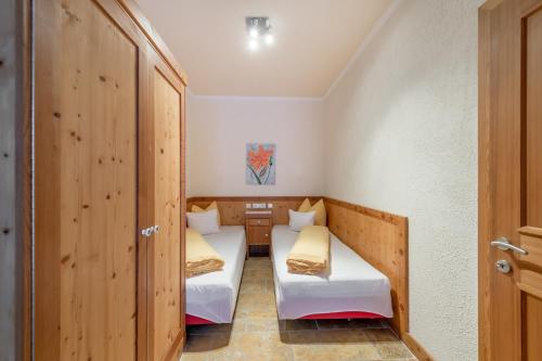 3 twin beds