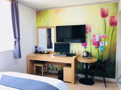 Hotel Joy near Camp Humphres