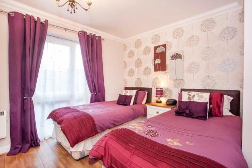 Riverbank View Three Bedroom Apartment with Free Parking - image 13