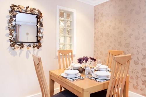 Riverbank View Three Bedroom Apartment with Free Parking - image 10