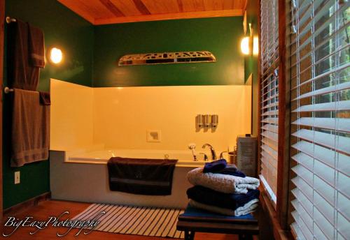 Fürdőszoba, The River Chalet in Harahan (LA)