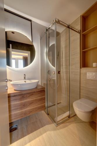 Black Pearl Luxury Suites Black Pearl Luxury Suites is conveniently located in the popular Stari Grad area. The property offers a high standard of service and amenities to suit the individual needs of all travelers. Facilities