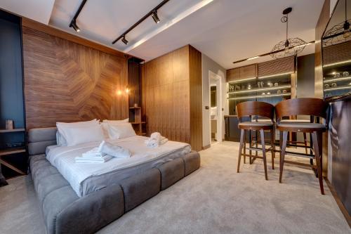 Black Pearl Luxury Suites Room Type - Superior King Room
