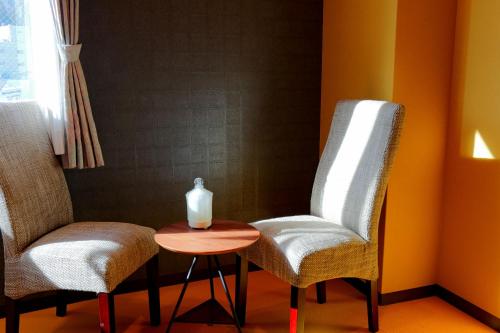 Twin Room with Private Bathroom image 3