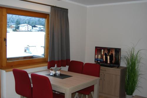 Apartment with Balcony and Mountain View