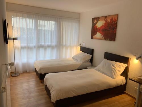 2 twin beds