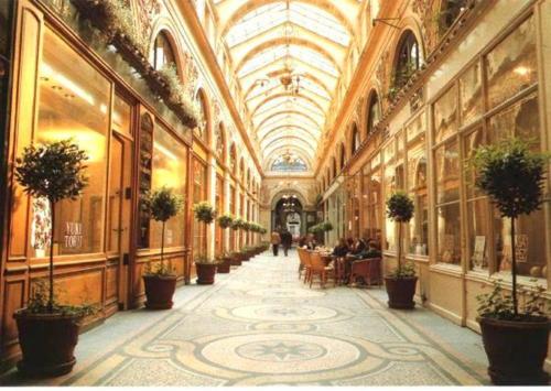 Opera Louvre Holiday Apartment - image 6