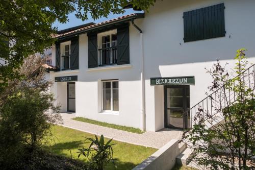 2 bedrooms, 3 beds