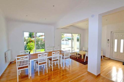  Benfarras Villa Sleeps 6 Pool Air Con WiFi in Benfarras