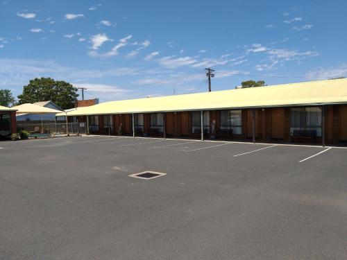 Buitenkant, Country Mile Motor Inn near Luchthaven Forbes