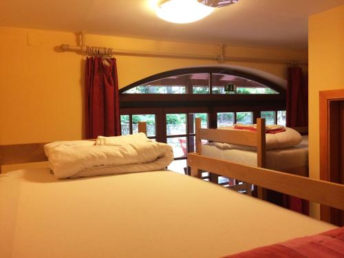 2 bunk beds