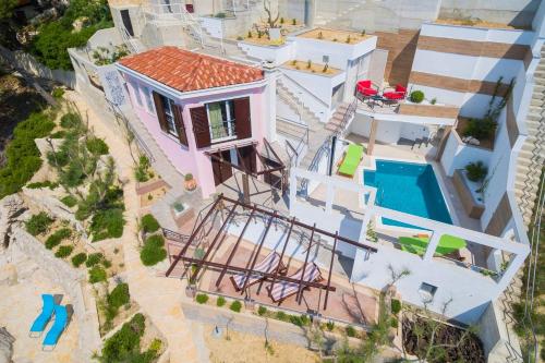  Villa Laurina with Pool, on a Cliff, Pension in Stanići