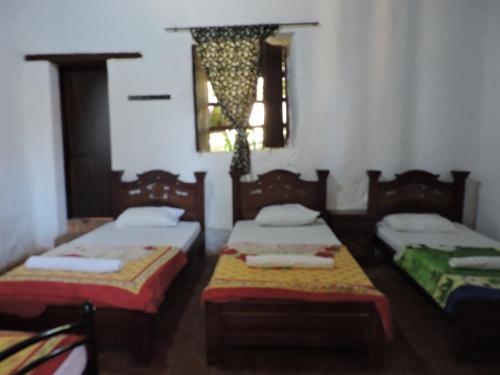 1 double bed, 3 twin beds